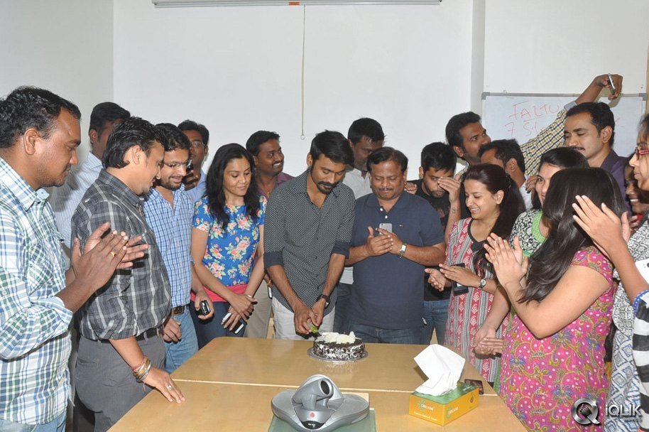 Dhanush-at-Radio-Mirchi-For-Anekudu-Movie-Promotions